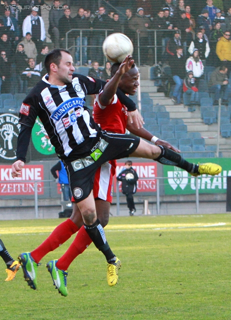 Sturm Graz - Admira Wacker
Oesterreichische Fussball Bundesliga, 24. Runde, SK Sturm Graz - FC Admira Wacker Moedling, Stadion Liebenau Graz, 02.03.2013. 

Foto zeigt Leonhard Kaufmann (Sturm), Issiaka Ouedraogo (Admira)
