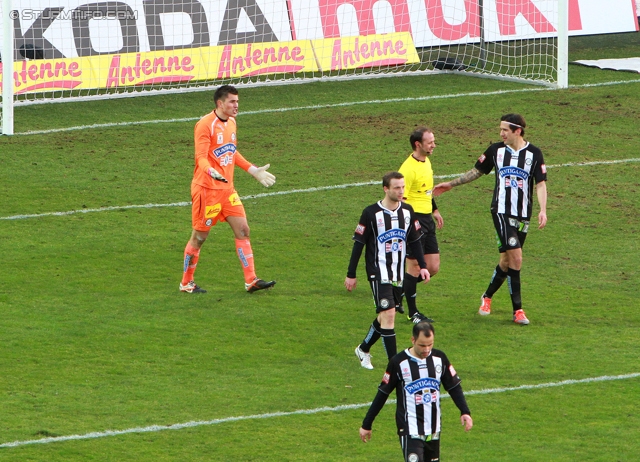 Sturm Graz - Admira Wacker
Oesterreichische Fussball Bundesliga, 24. Runde, SK Sturm Graz - FC Admira Wacker Moedling, Stadion Liebenau Graz, 02.03.2013. 

Foto zeigt Johannes Focher (Sturm), Ferdinand Feldhofer (Sturm), Oliver Drachta (Schiedsrichter), Nikola Vujadinovic (Sturm)
