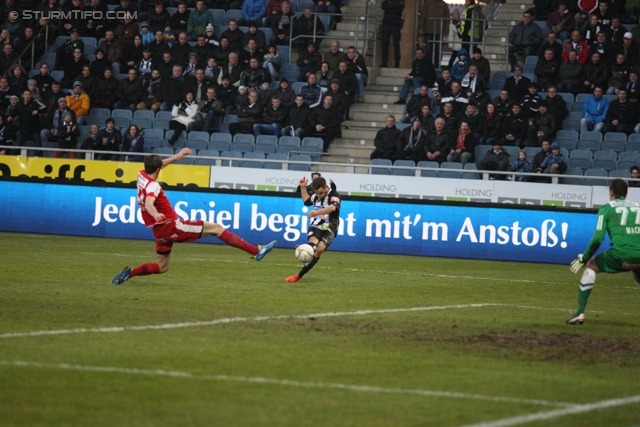 Sturm Graz - Admira Wacker
Oesterreichische Fussball Bundesliga, 24. Runde, SK Sturm Graz - FC Admira Wacker Moedling, Stadion Liebenau Graz, 02.03.2013. 

Foto zeigt Stefan Schwab (Admira), David Schloffer (Sturm), Juergen Macho (Admira)
