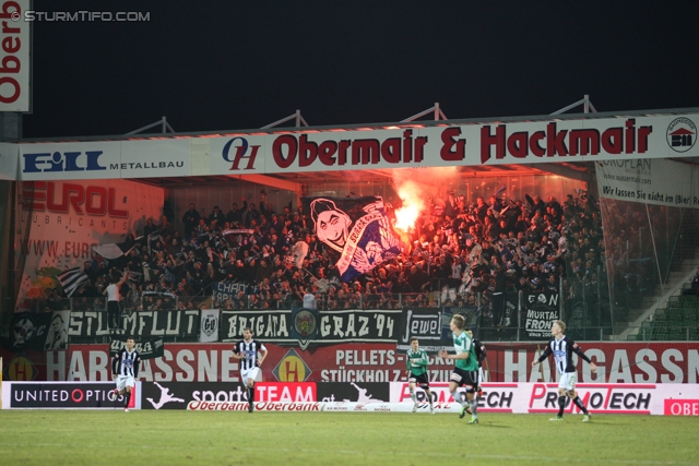 Ried - Sturm Graz
Oesterreichische Fussball Bundesliga, 25. Runde, SV Ried- SK Sturm Graz, Arena Ried, 09.03.2013. 

Foto zeigt Fans von Sturm
Schlüsselwörter: pyrotechnik