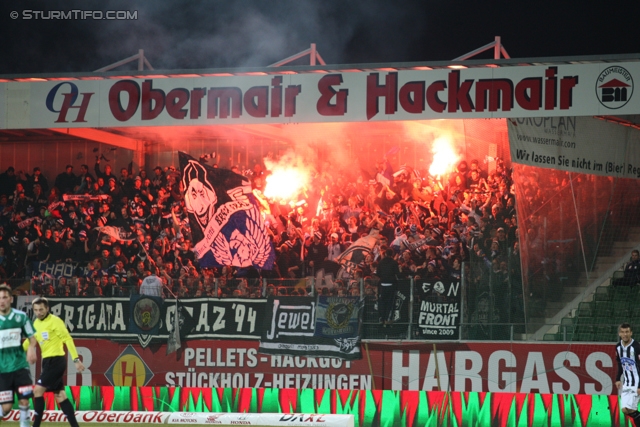 Ried - Sturm Graz
Oesterreichische Fussball Bundesliga, 25. Runde, SV Ried- SK Sturm Graz, Arena Ried, 09.03.2013. 

Foto zeigt Fans von Sturm
Schlüsselwörter: pyrotechnik