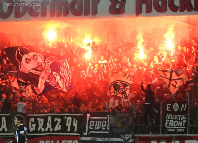 Ried - Sturm Graz
Oesterreichische Fussball Bundesliga, 25. Runde, SV Ried- SK Sturm Graz, Arena Ried, 09.03.2013. 

Foto zeigt Fans von Sturm
Schlüsselwörter: pyrotechnik