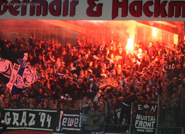 Ried - Sturm Graz
Oesterreichische Fussball Bundesliga, 25. Runde, SV Ried- SK Sturm Graz, Arena Ried, 09.03.2013. 

Foto zeigt Fans von Sturm
Schlüsselwörter: pyrotechnik