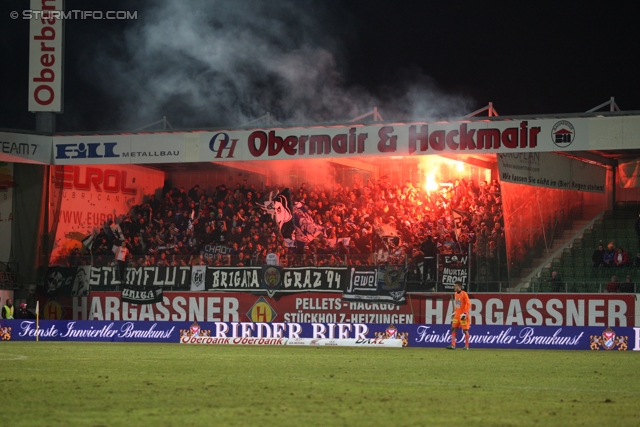 Ried - Sturm Graz
Oesterreichische Fussball Bundesliga, 25. Runde, SV Ried- SK Sturm Graz, Arena Ried, 09.03.2013. 

Foto zeigt Fans von Sturm
Schlüsselwörter: pyrotechnik