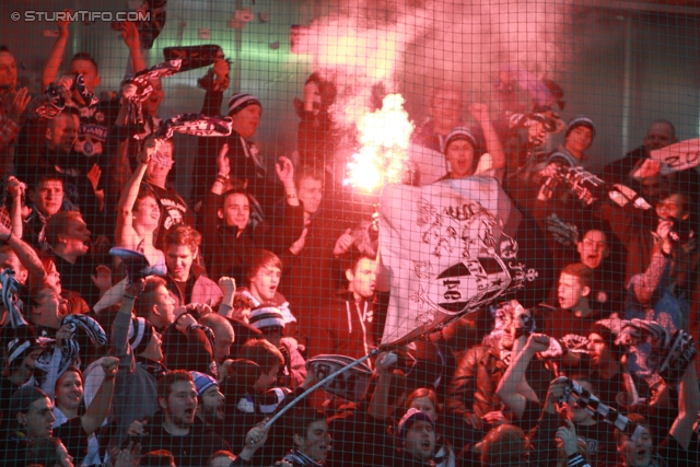 Ried - Sturm Graz
Oesterreichische Fussball Bundesliga, 25. Runde, SV Ried- SK Sturm Graz, Arena Ried, 09.03.2013. 

Foto zeigt Fans von Sturm
Schlüsselwörter: pyrotechnik