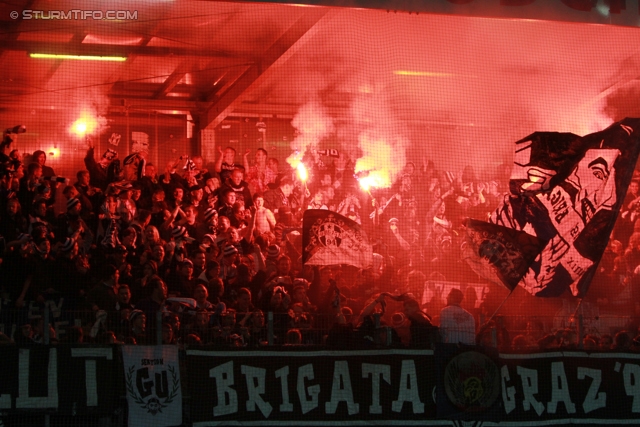 Ried - Sturm Graz
Oesterreichische Fussball Bundesliga, 25. Runde, SV Ried- SK Sturm Graz, Arena Ried, 09.03.2013. 

Foto zeigt Fans von Sturm
Schlüsselwörter: pyrotechnik