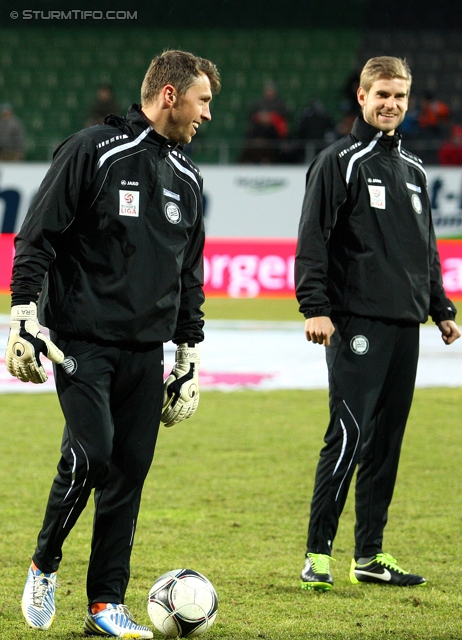 Ried - Sturm Graz
Oesterreichische Fussball Bundesliga, 25. Runde, SV Ried- SK Sturm Graz, Arena Ried, 09.03.2013. 

Foto zeigt Christian Gratzei (Sturm) und Manuel Weber (Sturm)
