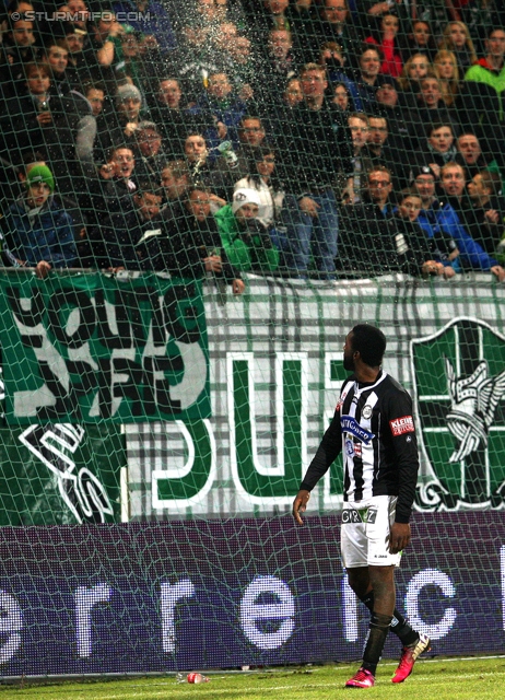 Ried - Sturm Graz
Oesterreichische Fussball Bundesliga, 25. Runde, SV Ried- SK Sturm Graz, Arena Ried, 09.03.2013. 

Foto zeigt Fans von Ried und Richard Sukuta-Pasu (Sturm)
