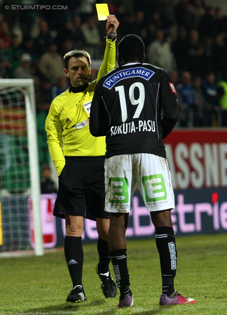 Ried - Sturm Graz
Oesterreichische Fussball Bundesliga, 25. Runde, SV Ried- SK Sturm Graz, Arena Ried, 09.03.2013. 

Foto zeigt Schiedsrichter Gerhard Grobelnik und Richard Sukuta-Pasu (Sturm)
Schlüsselwörter: gelbe