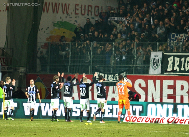 Ried - Sturm Graz
Oesterreichische Fussball Bundesliga, 25. Runde, SV Ried- SK Sturm Graz, Arena Ried, 09.03.2013. 

Foto zeigt die Mannschaft von Sturm und Fans von Sturm
