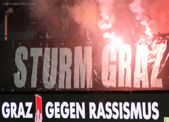 Sturm Graz - Innsbruck
Oesterreichische Fussball Bundesliga, 26. Runde, SK Sturm Graz - FC Wacker Innsbruck, Stadion Liebenau Graz, 16.03.2013. 

Foto zeigt Fans von Sturm mit einer Choreografie
Schlüsselwörter: pyrotechnik