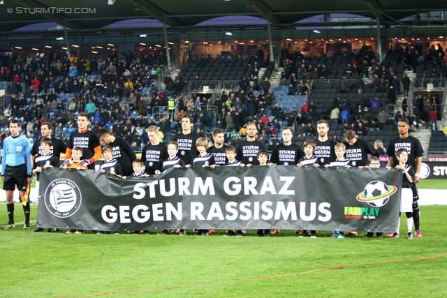 Sturm Graz - Innsbruck
Oesterreichische Fussball Bundesliga, 26. Runde, SK Sturm Graz - FC Wacker Innsbruck, Stadion Liebenau Graz, 16.03.2013. 

Foto zeigt die Mannschaft von Sturm mit einem Antirassismus-Transparent
