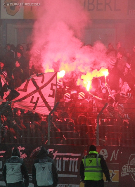 Wr. Neustadt - Sturm Graz
Oesterreichische Fussball Bundesliga, 27. Runde, SC Wiener Neustadt - SK Sturm Graz, Stadion Wiener Neustadt, 30.03.2013. 

Foto zeigt Fans von Sturm
Schlüsselwörter: pyrotechnik