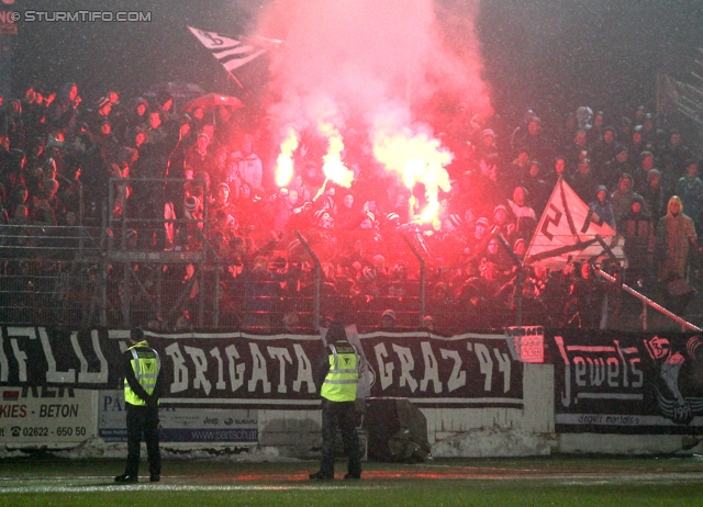 Wr. Neustadt - Sturm Graz
Oesterreichische Fussball Bundesliga, 27. Runde, SC Wiener Neustadt - SK Sturm Graz, Stadion Wiener Neustadt, 30.03.2013. 

Foto zeigt Fans von Sturm
Schlüsselwörter: pyrotechnik