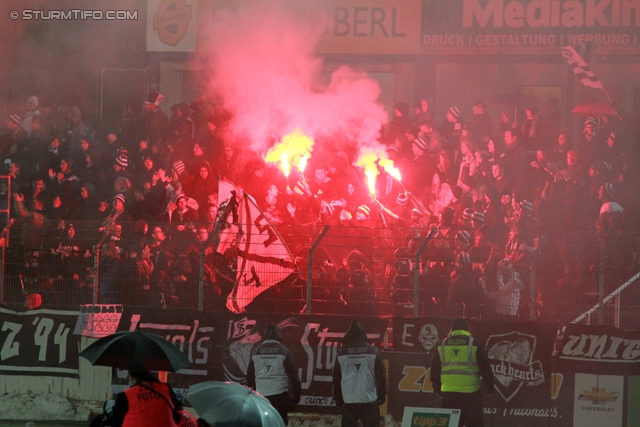 Wr. Neustadt - Sturm Graz
Oesterreichische Fussball Bundesliga, 27. Runde, SC Wiener Neustadt - SK Sturm Graz, Stadion Wiener Neustadt, 30.03.2013. 

Foto zeigt Fans von Sturm
Schlüsselwörter: pyrotechnik