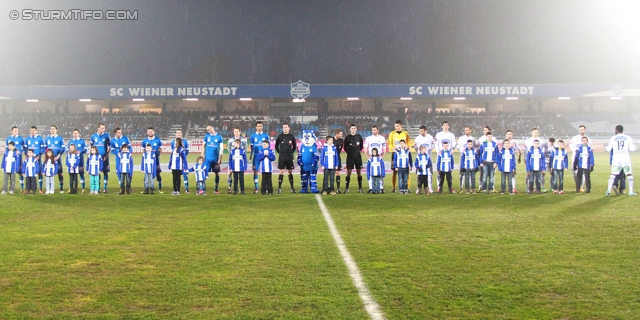 Wr. Neustadt - Sturm Graz
Oesterreichische Fussball Bundesliga, 27. Runde, SC Wiener Neustadt - SK Sturm Graz, Stadion Wiener Neustadt, 30.03.2013. 

Foto zeigt Mannschaft von Wr. Neustadt, das Schiedsrichterteam und die Mannschaft von Sturm
