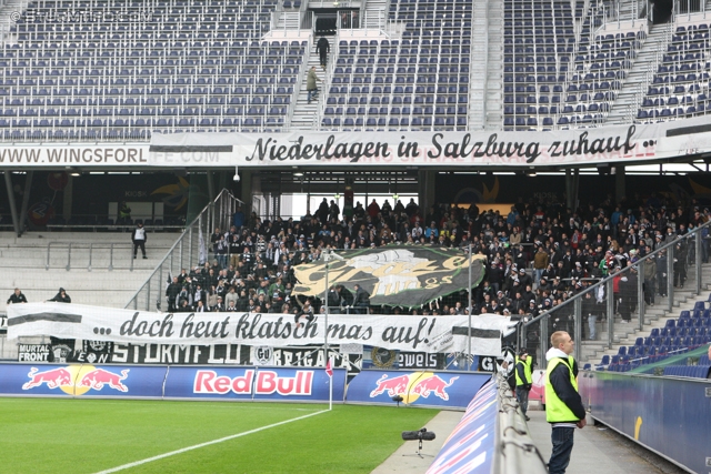 Salzburg - Sturm Graz
Oesterreichische Fussball Bundesliga, 28. Runde, FC RB Salzburg - SK Sturm Graz, Stadion Wals-Siezenheim, 07.04.2013. 

Foto zeigt Fans von Sturm mit einer Choreografie
