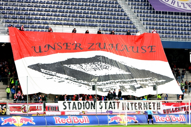 Salzburg - Sturm Graz
Oesterreichische Fussball Bundesliga, 28. Runde, FC RB Salzburg - SK Sturm Graz, Stadion Wals-Siezenheim, 07.04.2013. 

Foto zeigt Fans von RB Salzburg mit einer Choreografie
