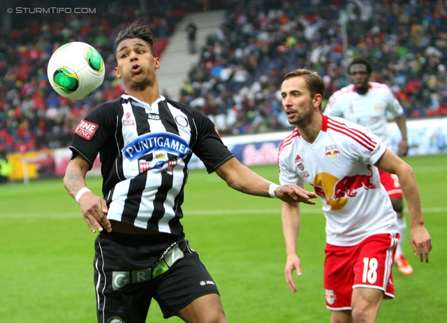 Salzburg - Sturm Graz
Oesterreichische Fussball Bundesliga, 28. Runde, FC RB Salzburg - SK Sturm Graz, Stadion Wals-Siezenheim, 07.04.2013. 

Foto zeigt Rubin Rafael Okotie (Sturm) und Dusan Svento (Salzburg)
