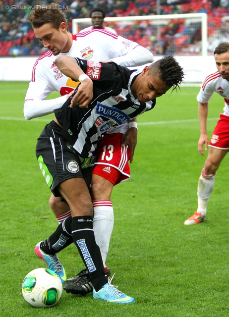 Salzburg - Sturm Graz
Oesterreichische Fussball Bundesliga, 28. Runde, FC RB Salzburg - SK Sturm Graz, Stadion Wals-Siezenheim, 07.04.2013. 

Foto zeigt Rubin Rafael Okotie (Sturm) und Dusan Svento (Salzburg)
