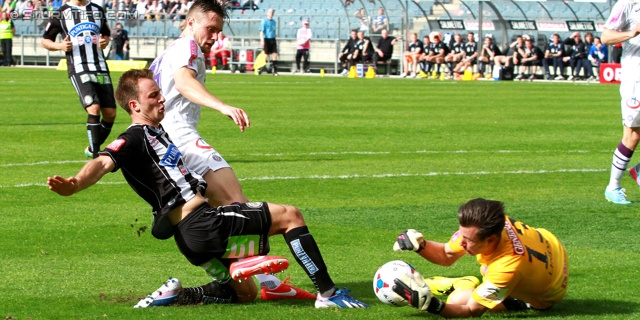 Sturm Graz - Austria Wien
Oesterreichische Fussball Bundesliga, 29. Runde, SK Sturm Graz - FK Austria Wien, Stadion Liebenau Graz, 14.04.2013. 

Foto zeigt Tobias Kainz (Sturm) und Heinz Lindner (Austria)
