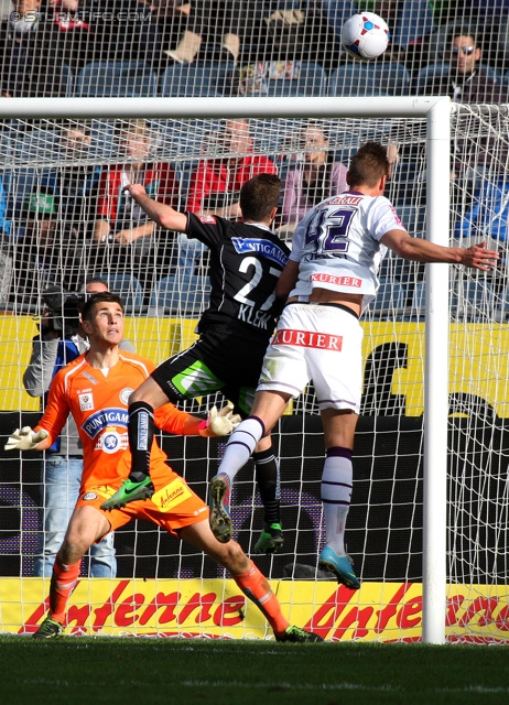 Sturm Graz - Austria Wien
Oesterreichische Fussball Bundesliga, 29. Runde, SK Sturm Graz - FK Austria Wien, Stadion Liebenau Graz, 14.04.2013. 

Foto zeigt Johannes Focher (Sturm), Christian Klem (Sturm) und Roman Kienast (Austria)
Schlüsselwörter: kopfball