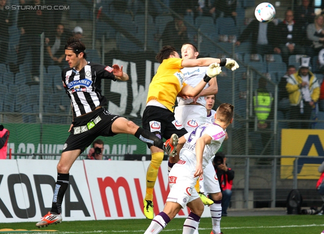 Sturm Graz - Austria Wien
Oesterreichische Fussball Bundesliga, 29. Runde, SK Sturm Graz - FK Austria Wien, Stadion Liebenau Graz, 14.04.2013. 

Foto zeigt Nikola Vujadinovic (Sturm) und Heinz Lindner (Austria)
