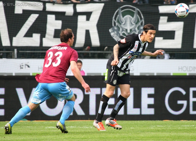 Sturm Graz - Mattersburg
Oesterreichische Fussball Bundesliga, 30. Runde, SK Sturm Graz - SV Mattersburg, Stadion Liebenau Graz, 20.04.2013. 

Foto zeigt Patrick Buerger (Mattersburg) und Nikola Vujadinovic (Sturm)
Schlüsselwörter: kopfball