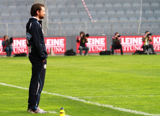 Sturm Graz - Mattersburg
Oesterreichische Fussball Bundesliga, 30. Runde, SK Sturm Graz - SV Mattersburg, Stadion Liebenau Graz, 20.04.2013. 

Foto zeigt Peter Hyballa (Cheftrainer Sturm)
Schlüsselwörter: nachdenklich