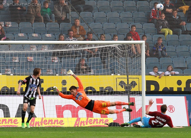 Sturm Graz - Mattersburg
Oesterreichische Fussball Bundesliga, 30. Runde, SK Sturm Graz - SV Mattersburg, Stadion Liebenau Graz, 20.04.2013. 

Foto zeigt Andreas Hoelzl (Sturm), Johannes Focher (Sturm) und Thorsten Roecher (Mattersburg)
