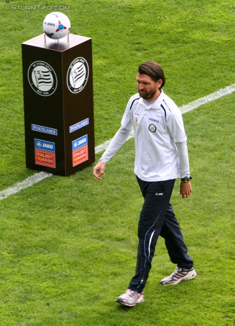 Sturm Graz - Mattersburg
Oesterreichische Fussball Bundesliga, 30. Runde, SK Sturm Graz - SV Mattersburg, Stadion Liebenau Graz, 20.04.2013. 

Foto zeigt Peter Hyballa (Cheftrainer Sturm)
Schlüsselwörter: nachdenklich