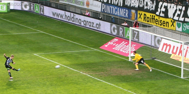 Sturm Graz - Mattersburg
Oesterreichische Fussball Bundesliga, 30. Runde, SK Sturm Graz - SV Mattersburg, Stadion Liebenau Graz, 20.04.2013. 

Foto zeigt Florian Kainz (Sturm) und Thomas Borenitsch (Mattersburg)
Schlüsselwörter: elfmeter