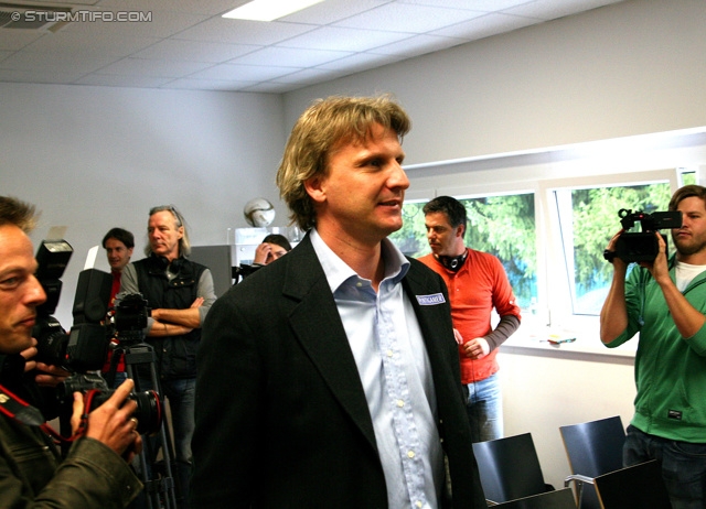 Pressekonferenz und Training Sturm
Oesterreichische Fussball Bundesliga, SK Sturm Graz Pressekonferenz und Training, Trainingszentrum Messendorf, 23.04.2013.

Foto zeigt Markus Schopp (Cheftrainer Sturm) und Journalisten
