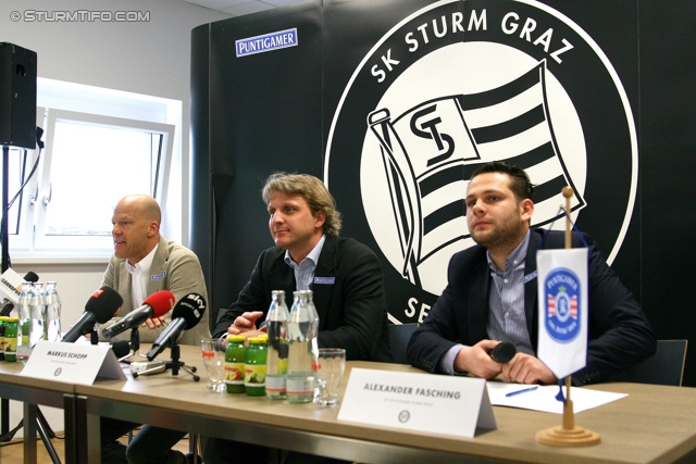 Pressekonferenz und Training Sturm
Oesterreichische Fussball Bundesliga, SK Sturm Graz Pressekonferenz und Training, Trainingszentrum Messendorf, 23.04.2013.

Foto zeigt Gerhard Goldbrich (General Manager Sturm), Markus Schopp (Cheftrainer Sturm) und Alexander Fasching (Pressesprecher Sturm)
