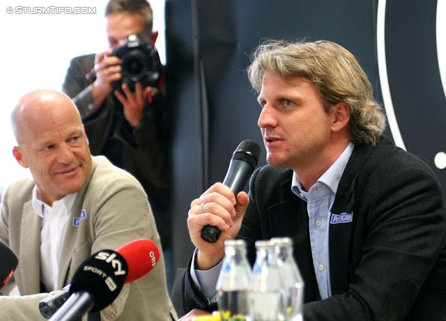 Pressekonferenz und Training Sturm
Oesterreichische Fussball Bundesliga, SK Sturm Graz Pressekonferenz und Training, Trainingszentrum Messendorf, 23.04.2013.

Foto zeigt Gerhard Goldbrich (General Manager Sturm) und Markus Schopp (Cheftrainer Sturm)
