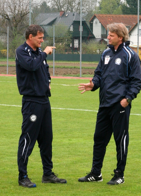 Pressekonferenz und Training Sturm
Oesterreichische Fussball Bundesliga, SK Sturm Graz Pressekonferenz und Training, Trainingszentrum Messendorf, 23.04.2013.

Foto zeigt Walter Niederkofler (Konditionstrainer Sturm) und Markus Schopp (Cheftrainer Sturm)
Schlüsselwörter: diskussion