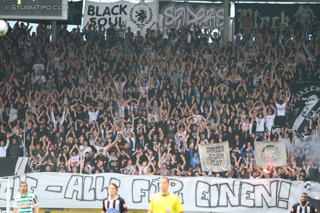 Sturm Graz - Rapid Wien
Oesterreichische Fussball Bundesliga, 32. Runde, SK Sturm Graz - SK Rapid Wien, Stadion Liebenau Graz, 05.05.2013. 

Foto zeigt Fans von Sturm mit einem Spruchband
