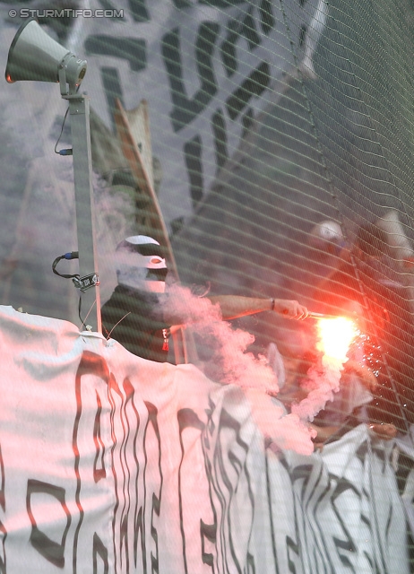 Sturm Graz - Rapid Wien
Oesterreichische Fussball Bundesliga, 32. Runde, SK Sturm Graz - SK Rapid Wien, Stadion Liebenau Graz, 05.05.2013. 

Foto zeigt Fans von Sturm
Schlüsselwörter: pyrotechnik