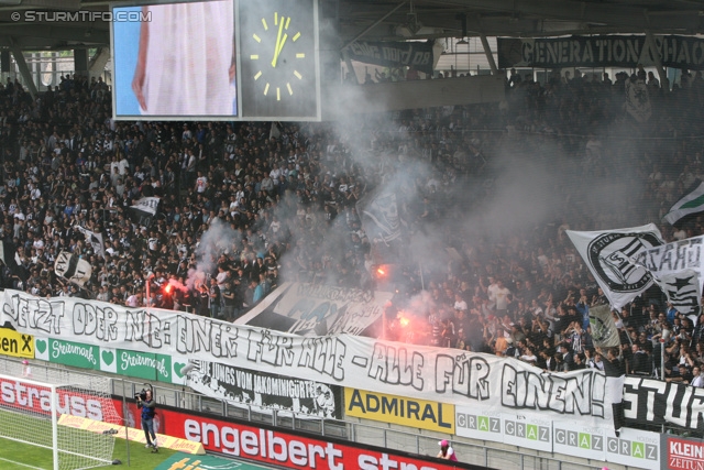 Sturm Graz - Rapid Wien
Oesterreichische Fussball Bundesliga, 32. Runde, SK Sturm Graz - SK Rapid Wien, Stadion Liebenau Graz, 05.05.2013. 

Foto zeigt Fans von Sturm
Schlüsselwörter: pyrotechnik