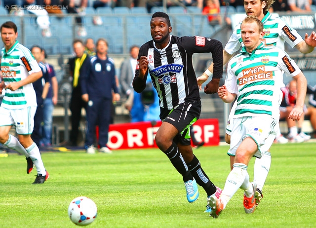 Sturm Graz - Rapid Wien
Oesterreichische Fussball Bundesliga, 32. Runde, SK Sturm Graz - SK Rapid Wien, Stadion Liebenau Graz, 05.05.2013. 

Foto zeigt Richard Sukuta-Pasu (Sturm) und Mario Sonnleitner (Rapid)
