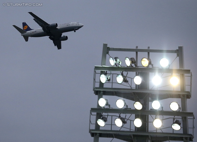 Sturm Graz - Rapid Wien
Oesterreichische Fussball Bundesliga, 32. Runde, SK Sturm Graz - SK Rapid Wien, Stadion Liebenau Graz, 05.05.2013. 

Foto zeigt ein Flugzeug und einen Flutlichtmasten
