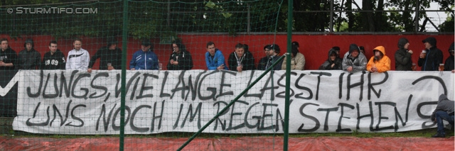 Admira Wacker - Sturm Graz
Oesterreichische Fussball Bundesliga, 33. Runde, FC Admira Wacker Moedling - SK Sturm Graz, Stadion Suedstadt Maria Enzersdorf, 11.05.2013. 

Foto zeigt Fans von Sturm mit einem Spruchband
Schlüsselwörter: protest