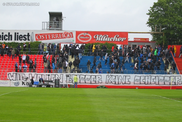 Admira Wacker - Sturm Graz
Oesterreichische Fussball Bundesliga, 33. Runde, FC Admira Wacker Moedling - SK Sturm Graz, Stadion Suedstadt Maria Enzersdorf, 11.05.2013. 

Foto zeigt Fans von Sturm mit einem Spruchband
Schlüsselwörter: protest