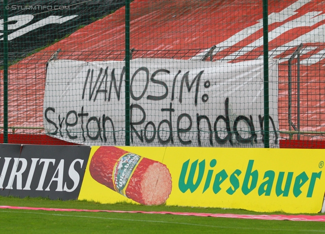 Admira Wacker - Sturm Graz
Oesterreichische Fussball Bundesliga, 33. Runde, FC Admira Wacker Moedling - SK Sturm Graz, Stadion Suedstadt Maria Enzersdorf, 11.05.2013. 

Foto zeigt Fans von Sturm mit einem Spruchband
