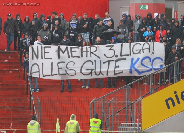 Admira Wacker - Sturm Graz
Oesterreichische Fussball Bundesliga, 33. Runde, FC Admira Wacker Moedling - SK Sturm Graz, Stadion Suedstadt Maria Enzersdorf, 11.05.2013. 

Foto zeigt Fans von Sturm mit einem Spruchband
