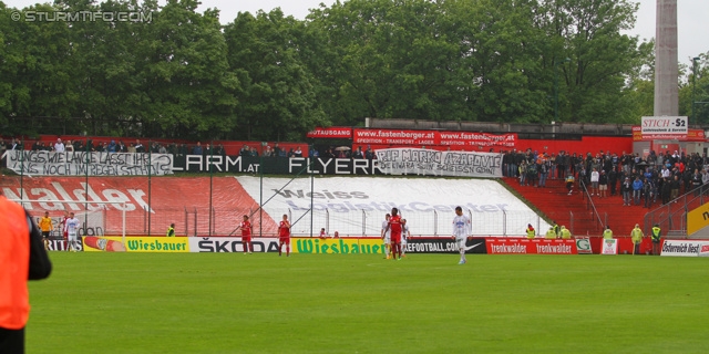 Admira Wacker - Sturm Graz
Oesterreichische Fussball Bundesliga, 33. Runde, FC Admira Wacker Moedling - SK Sturm Graz, Stadion Suedstadt Maria Enzersdorf, 11.05.2013. 

Foto zeigt Fans von Sturm mit einem Spruchband
Schlüsselwörter: protest