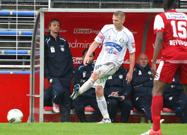 Admira Wacker - Sturm Graz
Oesterreichische Fussball Bundesliga, 33. Runde, FC Admira Wacker Moedling - SK Sturm Graz, Stadion Suedstadt Maria Enzersdorf, 11.05.2013. 

Foto zeigt Markus Schopp (Cheftrainer Sturm), Matthias Koch (Sturm) und Patrick Mevoungou (Admira)
