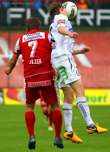 Admira Wacker - Sturm Graz
Oesterreichische Fussball Bundesliga, 33. Runde, FC Admira Wacker Moedling - SK Sturm Graz, Stadion Suedstadt Maria Enzersdorf, 11.05.2013. 

Foto zeigt Patrik Jezek (Admira) und Andreas Hoelzl (Sturm)
Schlüsselwörter: kopfball