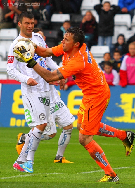 Admira Wacker - Sturm Graz
Oesterreichische Fussball Bundesliga, 33. Runde, FC Admira Wacker Moedling - SK Sturm Graz, Stadion Suedstadt Maria Enzersdorf, 11.05.2013. 

Foto zeigt Milan Dudic (Sturm) und Christian Gratzei (Sturm)
