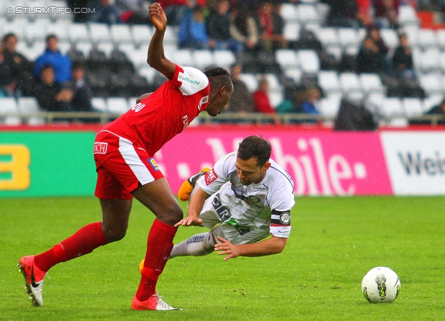 Admira Wacker - Sturm Graz
Oesterreichische Fussball Bundesliga, 33. Runde, FC Admira Wacker Moedling - SK Sturm Graz, Stadion Suedstadt Maria Enzersdorf, 11.05.2013. 

Foto zeigt Patrick Mevoungou (Admira) und Michael Madl (Sturm)
